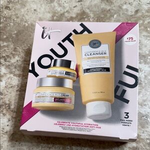 IT Cosmetics gift pack. Confidence eye cream, moisturizer and cleanser